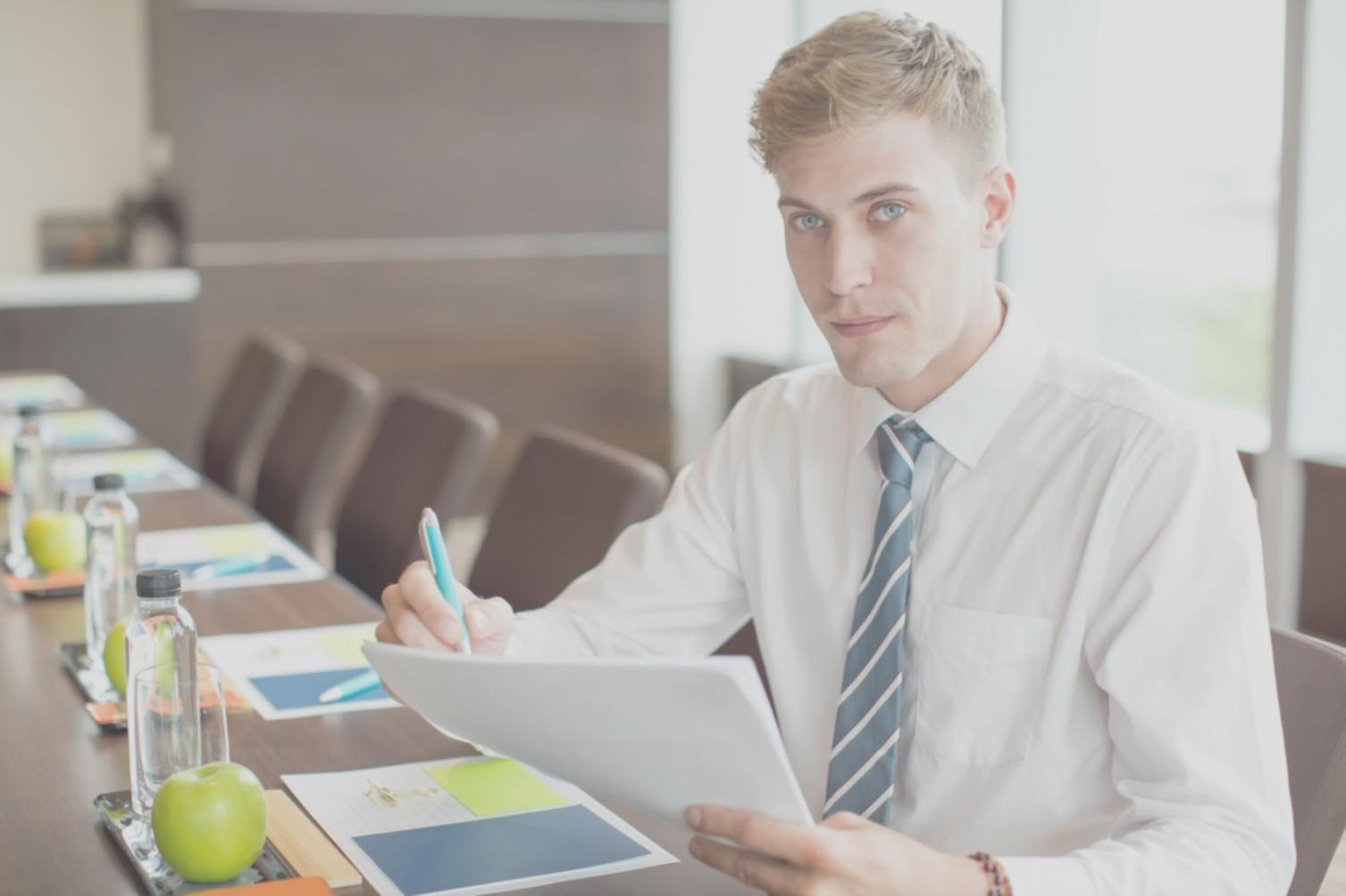 Participants travaillant sur des modèles financiers